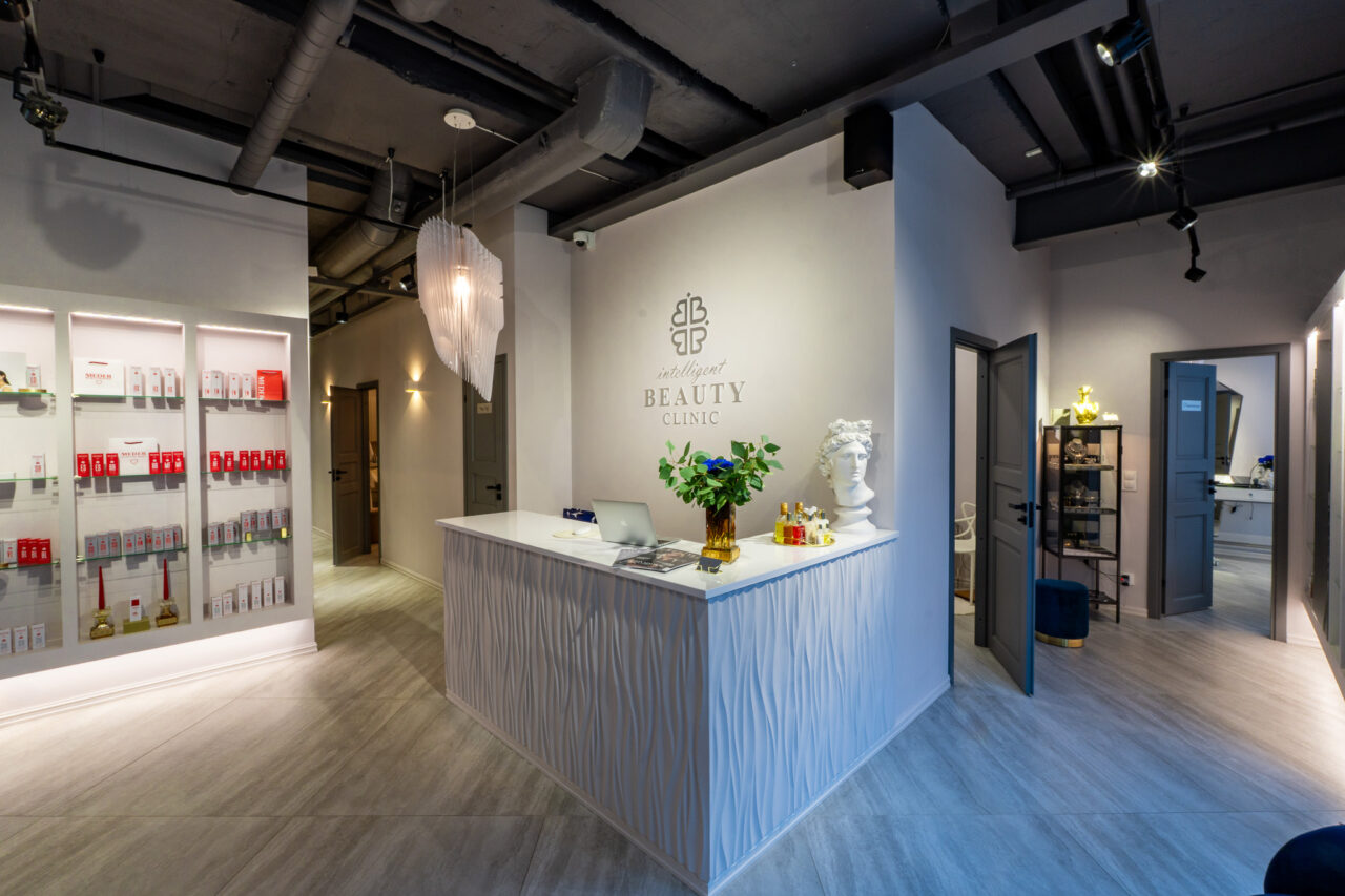 Интерьер клиники косметологии в Таллинне — зона ресепшн, профессиональный уход и косметологические процедуры
